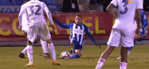 巴萨小将亚马尔父亲在贝蒂斯球迷区庆祝被带离