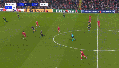 TA：奥赖利成功限制住了萨拉赫，他的防守表现远超多数边后卫