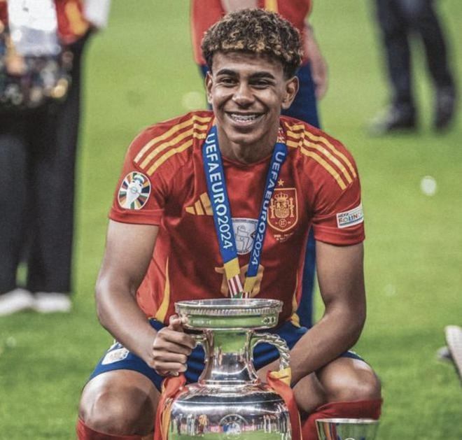 队友送大礼！QPR绝杀功臣疯狂庆祝，下一秒只剩底裤苦笑